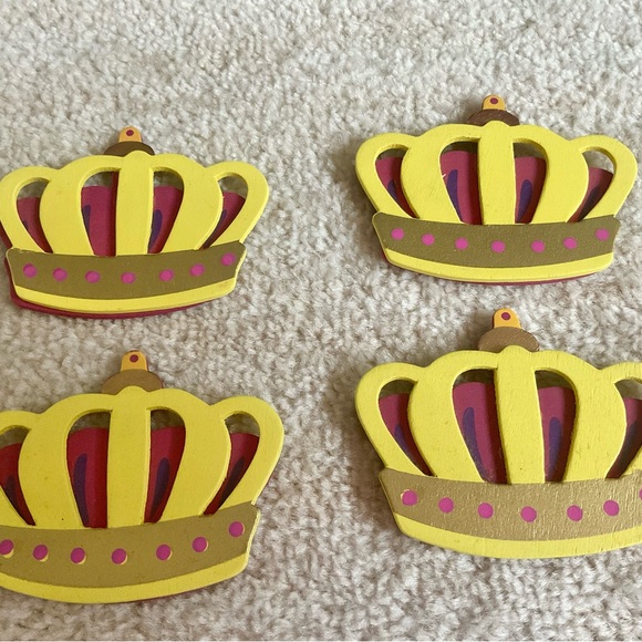 Set of 4 King Crown Wood Cut Outs - Picture 2 of 3